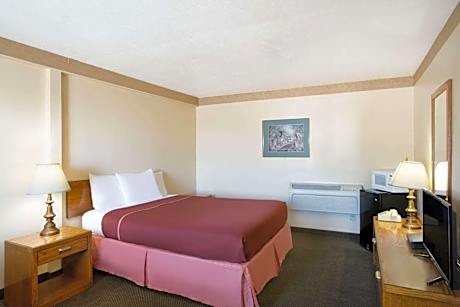 Queen Room - Disability Access/Non-Smoking