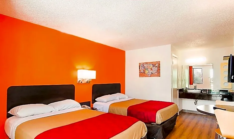OYO Hotel Mobile, AL I-65 at Airport Blvd