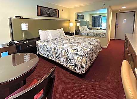1 KING BED | MOBILITY ACC TUB SMK MICFRIDGE