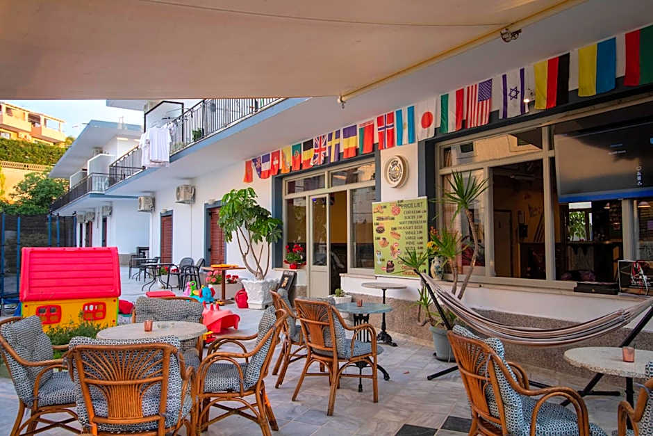 Harrys bar & apartments