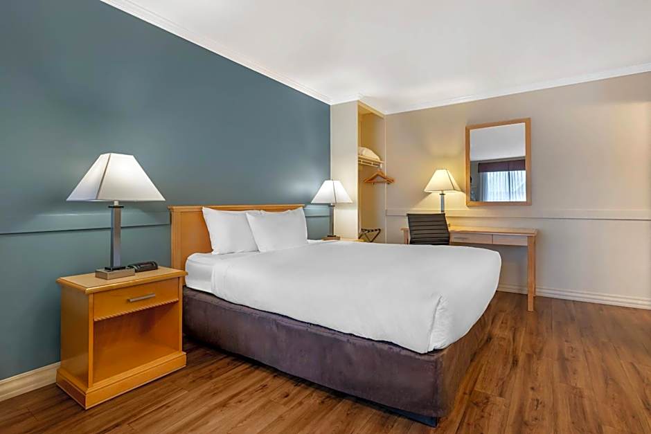 Econo Lodge Inn & Suites