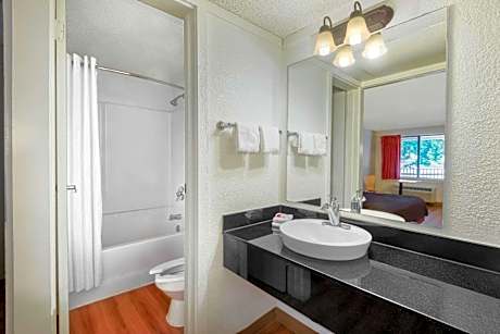 King Room - Mobility Access/Non-Smoking