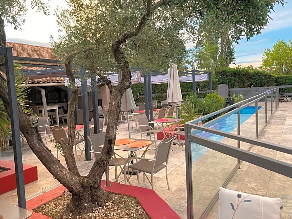 Les Aubuns Country Hotel