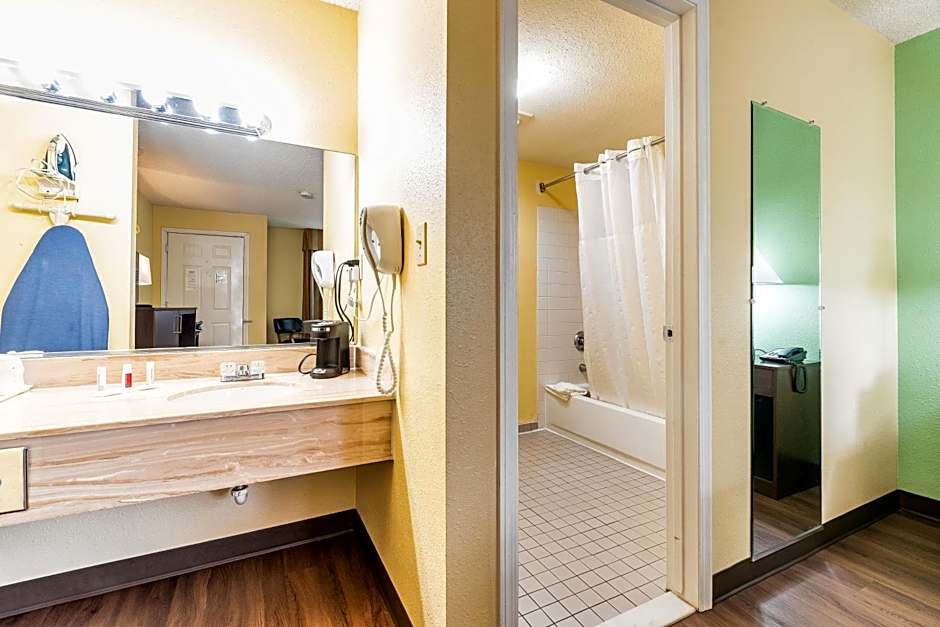 Days Inn by Wyndham Federal Way