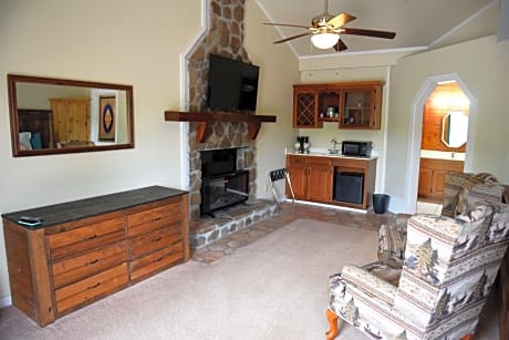 King Suite with Hot Tub and Mountain View