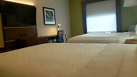Standard Queen Room with Two Queen Beds and Mobility Accessible Tub