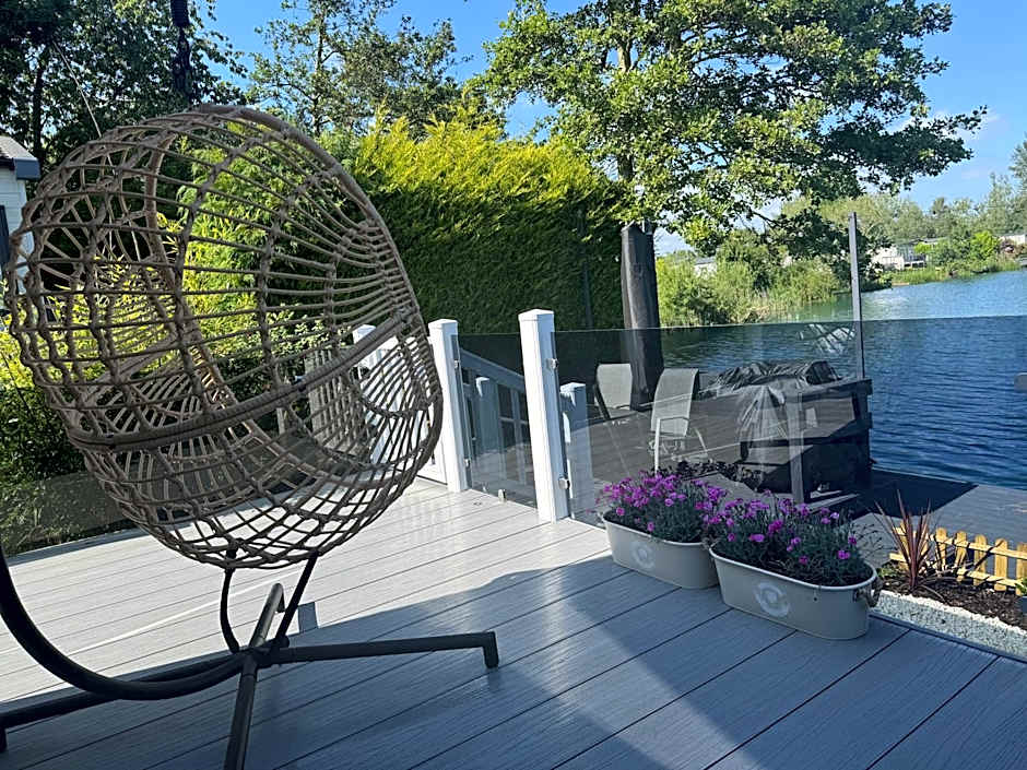 Lakeside Dorchester Lodge - Hot Tub with Fishing Peg