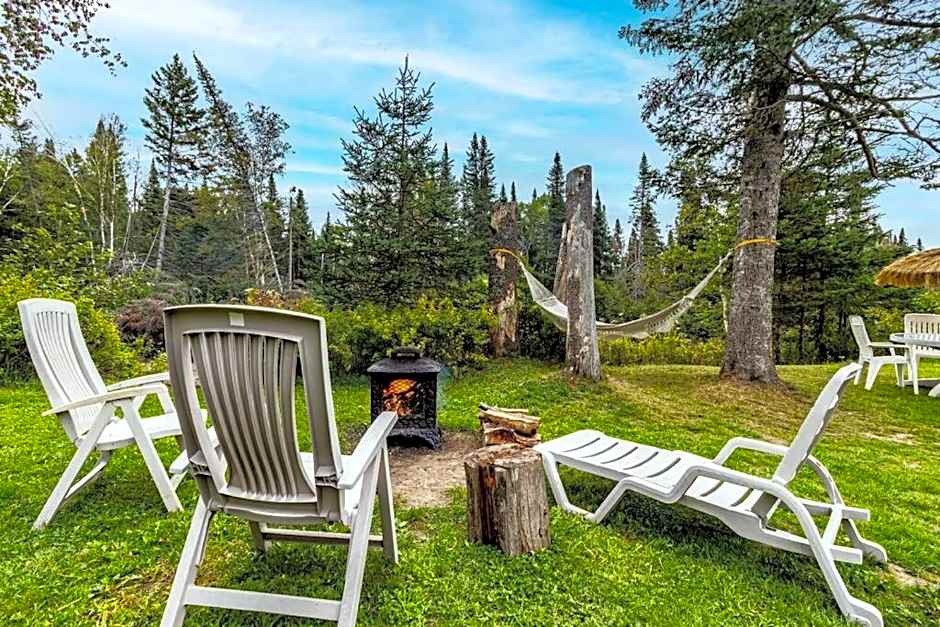 Refuge Rustic bordé par rivière et la nature