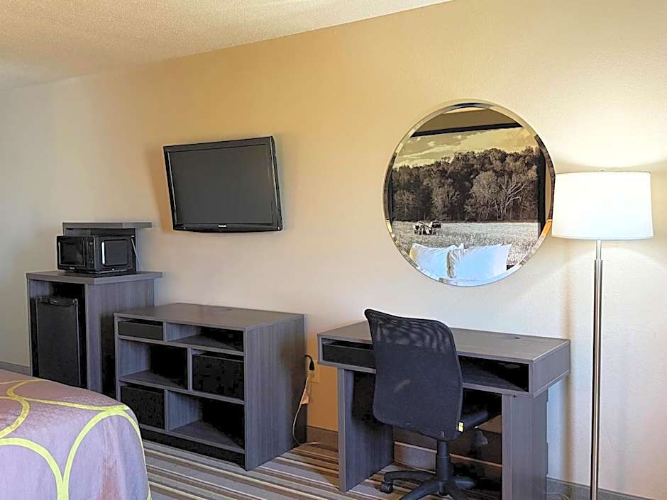 Super 8 by Wyndham Gas City Marion Area