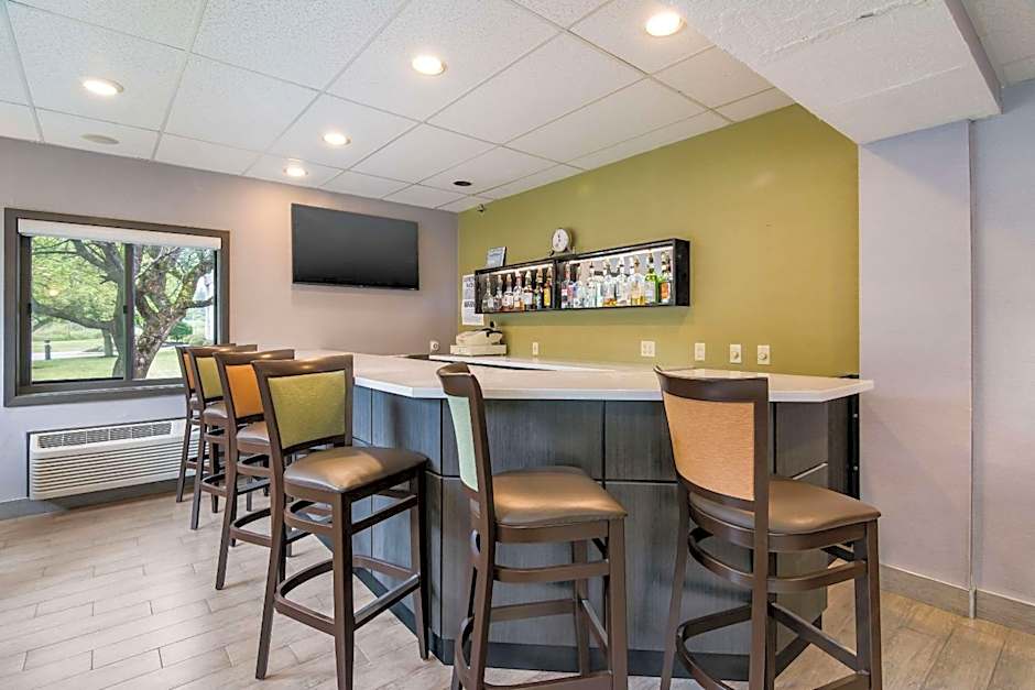 Clarion Pointe Jamestown - Falconer