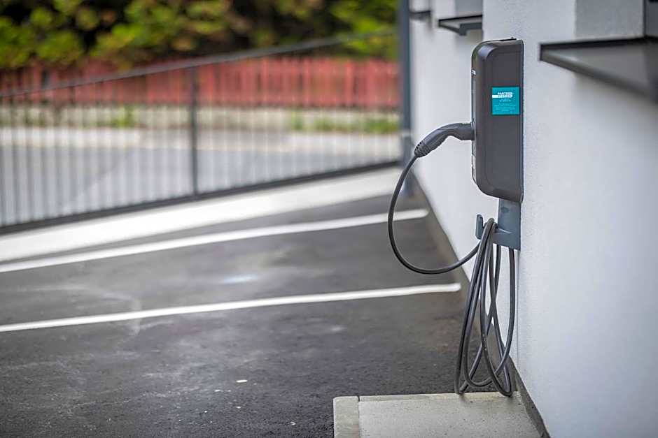 RIVERSIDE RAURIS APARTMENTS