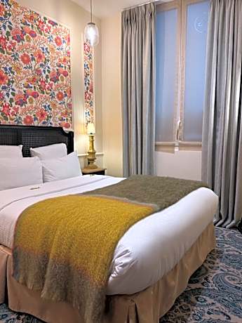 Mobility Accessible Room Roll-In Shower - Non-Smoking