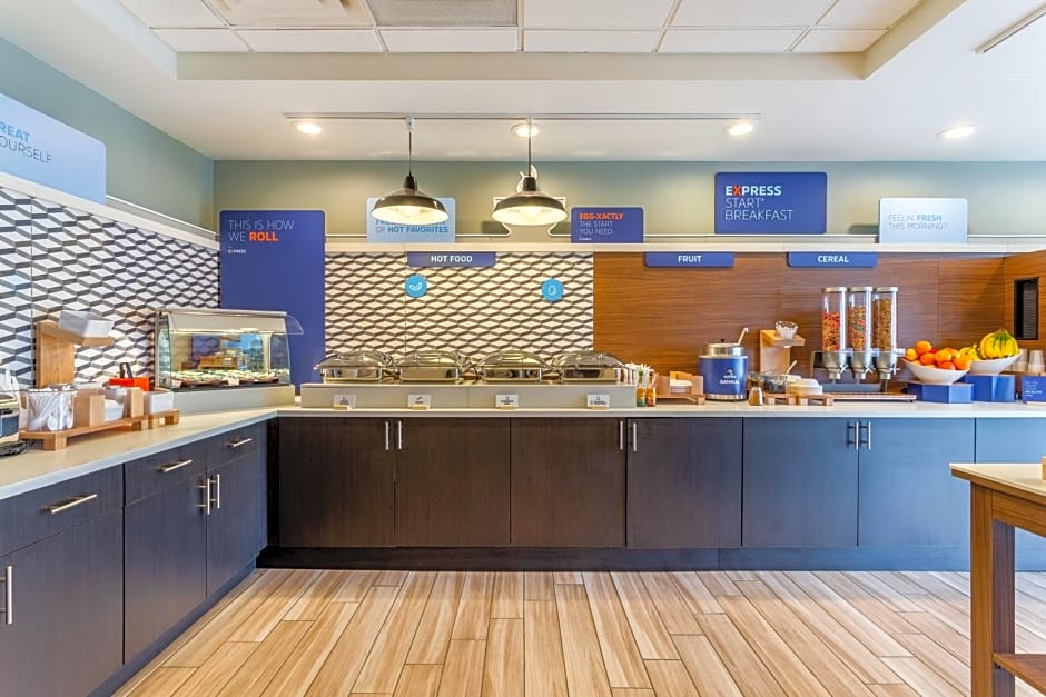 Holiday Inn Express & Suites Cedar Falls - Waterloo, an IHG Hotel