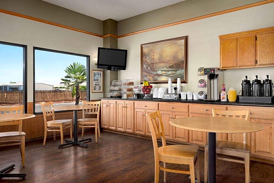 Super 8 by Wyndham Lindsay Olive Tree