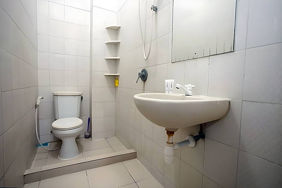 RedDoorz near Taman Bungkul