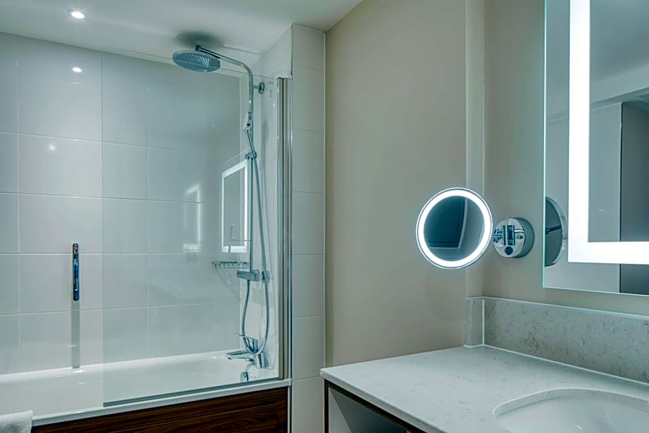 DoubleTree by Hilton Dartford Bridge