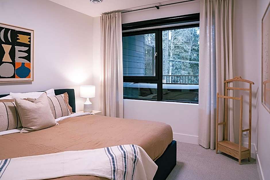 Snow & Swing Getaway - Three Bedrooms with Hot Tub (Stay Revy)