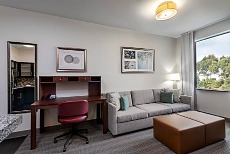One-Bedroom Suite with Tub - Mobility Accessible