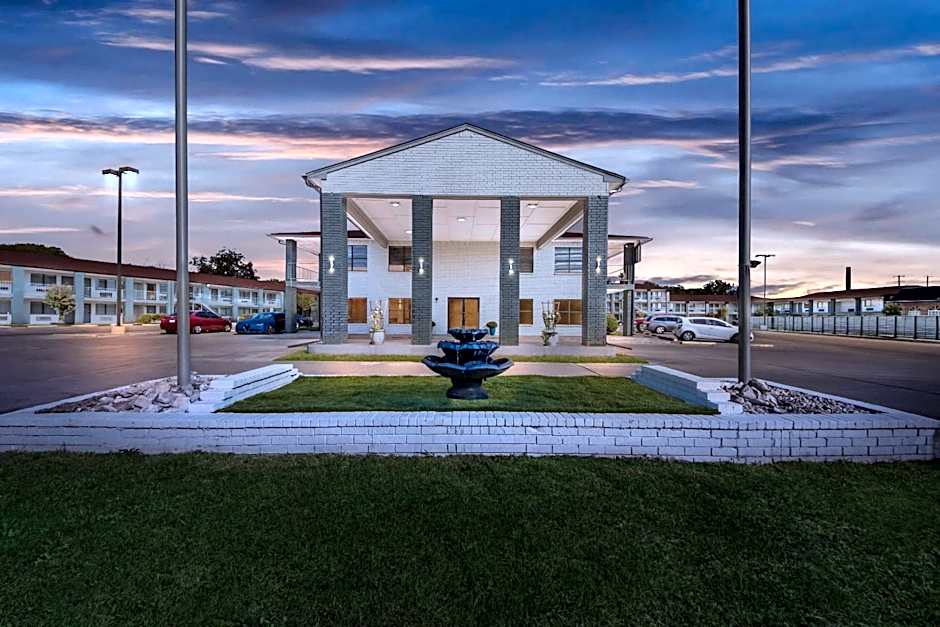 HomeTowne Studios San Antonio E - Frost Bank Center