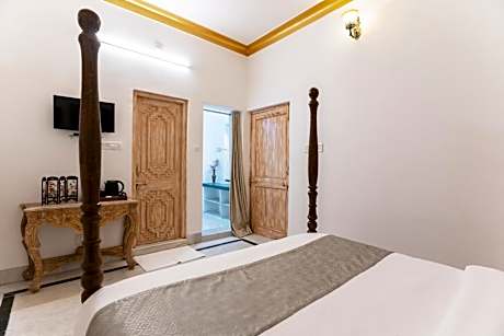 Deluxe Double Room (2 Adults + 1 Child)