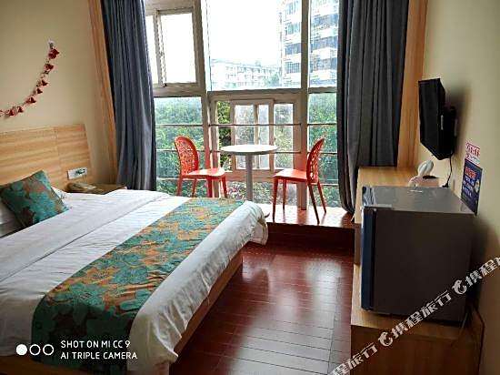Guangzhou Longcheng Hotel (Chen Clan Temple Metro Station)