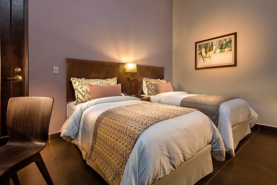 Decanter Hotel