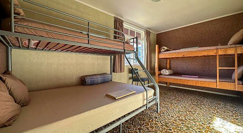 The Crossing Lodge and Backpackers