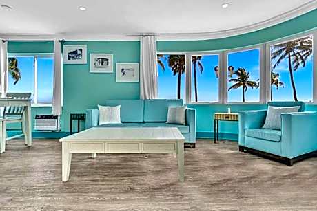 Panoramic beachfront Suite