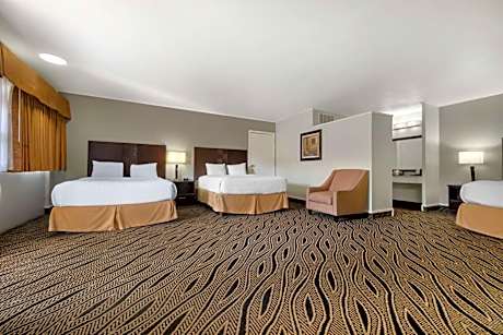 Queen Rooms with Three Queen Beds - Smoking Room
