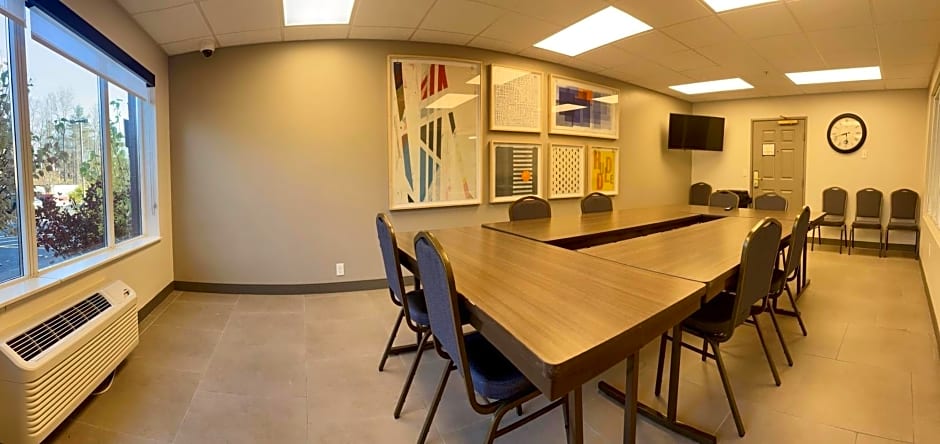 Holiday Inn Express & Suites Marquette By IHG