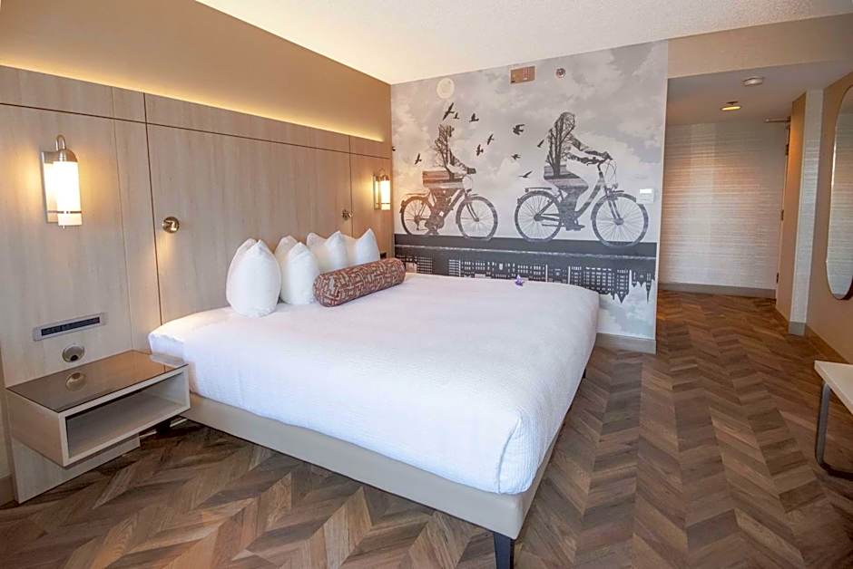 Coast Victoria Hotel & Marina by APA