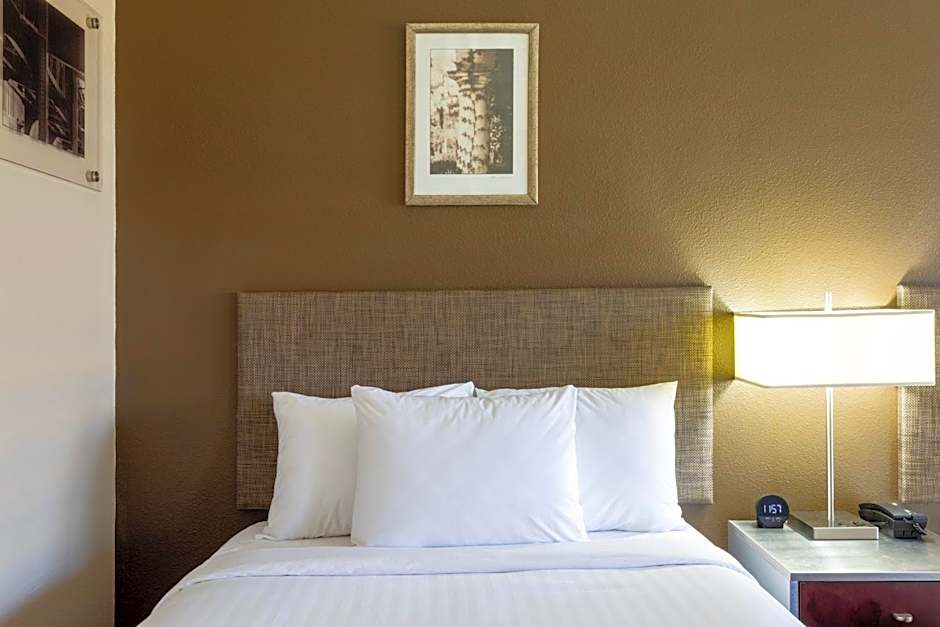 Grandstay Hotel & Suites