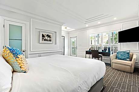 The Pillars Hotel & Club