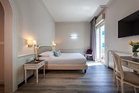 Deluxe Double or Twin Room with Side Sea View