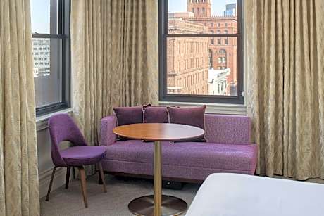 Corner King Room With City View