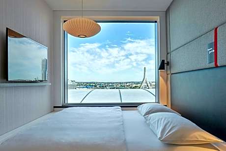 Guest room, 1 King, High floor