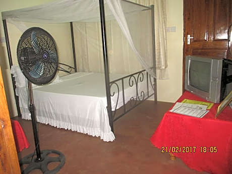Fanaka Safaris Campsite & Lodges