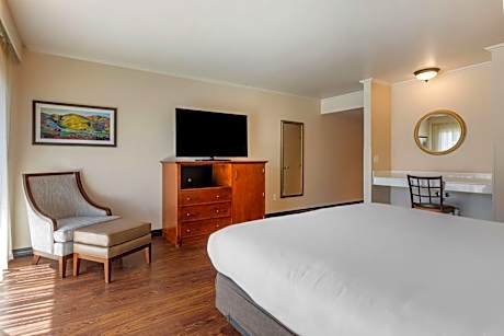 King Room with Roll-In Shower - Disability Access
