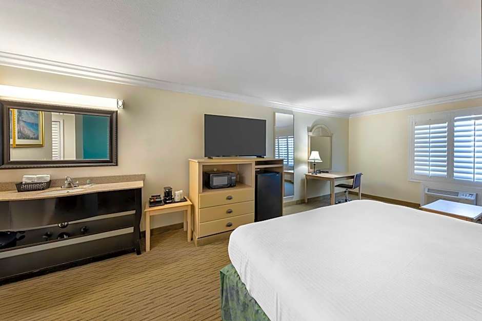 Best Western Harbour Inn & Suites Huntington - Sunset Beach