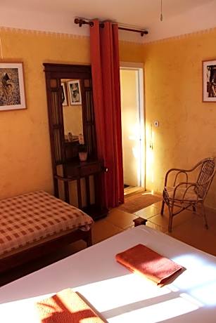 1-4 pax Studio No.2 (1 sleeping AIRCON), (1 sleeping NO AIRCON)