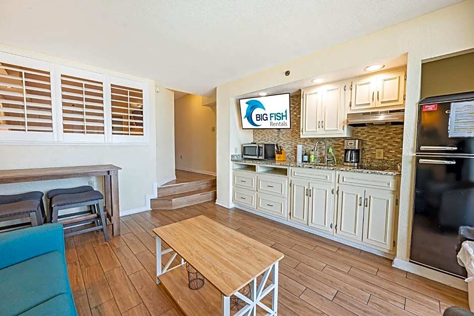 Oceanfront Views, Recently Renovated Kitchen,Pools