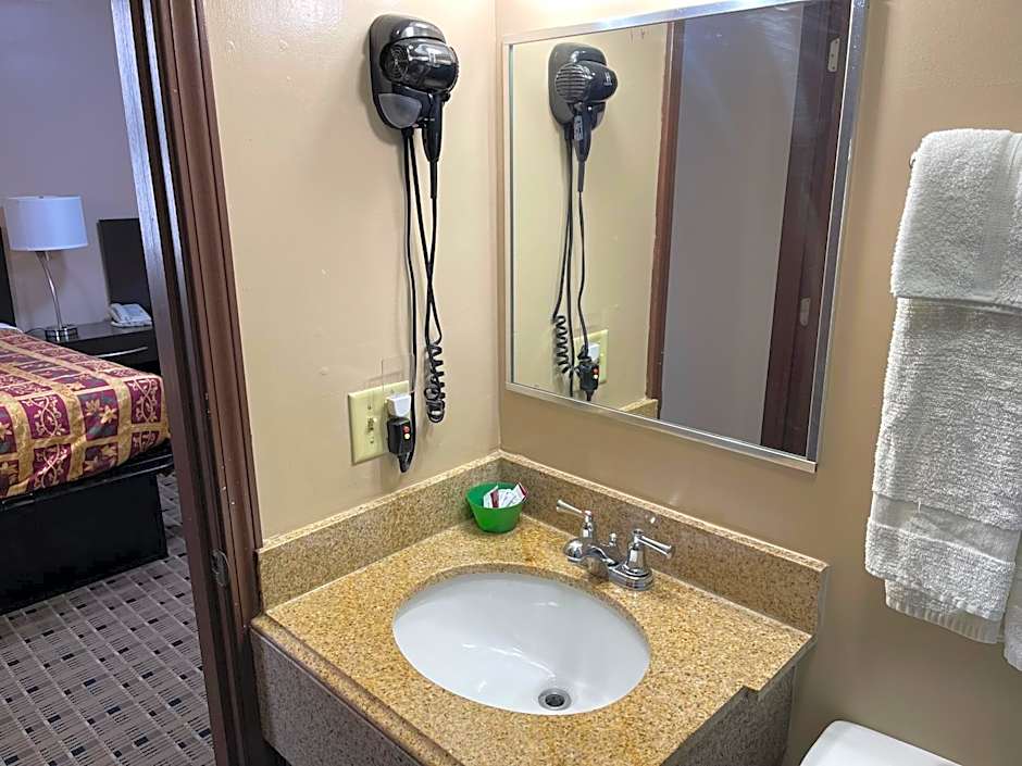 Economy Inn & Suites
