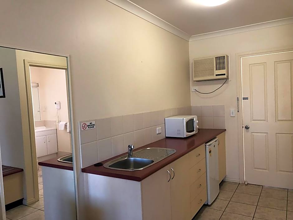 Outback Quarters Motel Hay and Restaurant