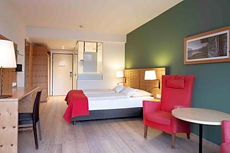 Standard Double Room with Balcony and Mountain View