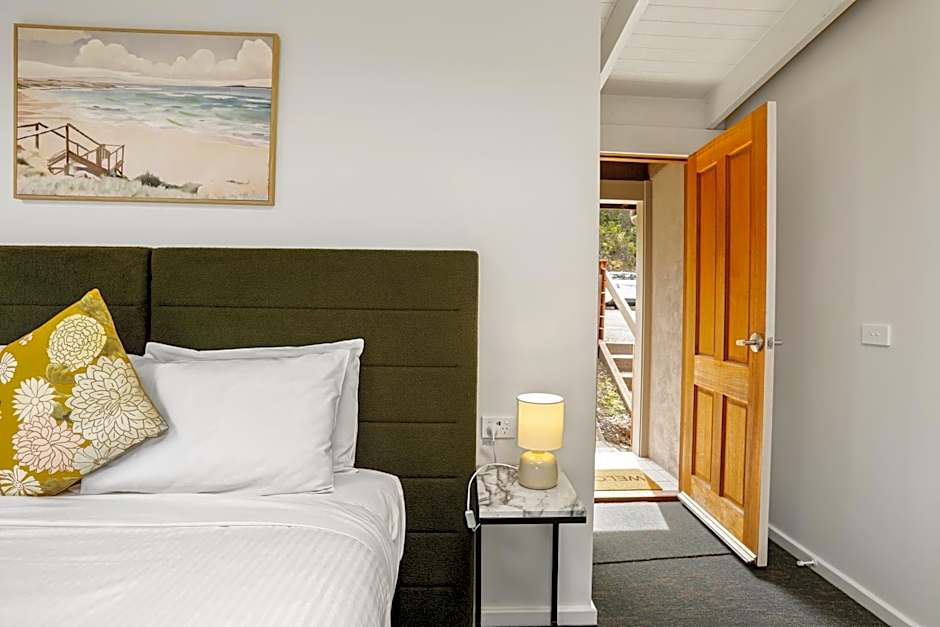 Chris's Beacon Point Restaurant & Villas