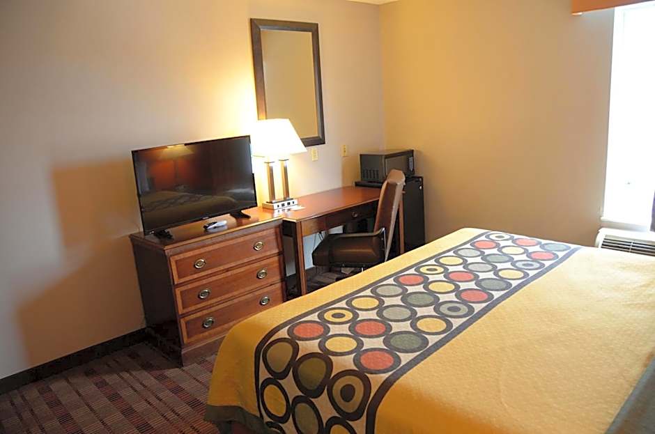 Super 8 by Wyndham Louisville/Expo Center