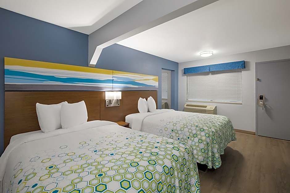 HomeTowne Studios by Red Roof Orange, TX