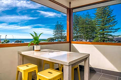 Quiksilver Apartments The Pass - steps from beach