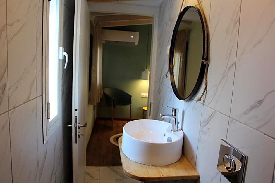 Lamprini's Deluxe Studios