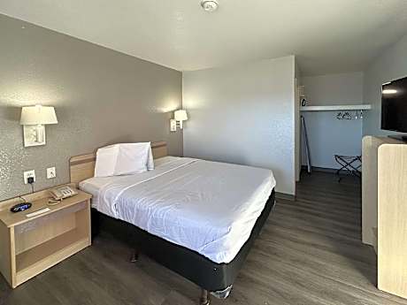 1 Full Bed | Non-Smoking, Kitchen